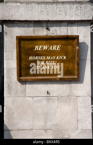 Attention aux chevaux Signe, Horse Guards Parade Londres Banque D'Images