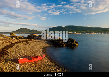 Un kayak dans les îles de Porcupine's Maine Acadia National Park. Bar Harbor. Banque D'Images