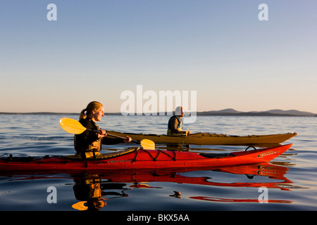 Un homme et une femme près de kayak de mer dans l'île de Porcupine moutons du Maine Acadia National Park. Bar Harbor. Banque D'Images