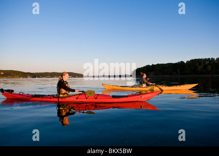 Un homme et une femme près de kayak de mer dans l'île de Porcupine moutons du Maine Acadia National Park. Bar Harbor. Banque D'Images