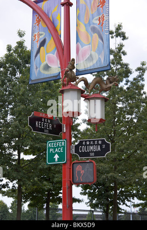 Passage pour piétons signe avec des marqueurs pour la route et la rue Keefer Columbia Street, pendaison fanions et lampes dans Chinatown Banque D'Images