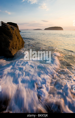 Tôt le matin dans la baie Frenchman surf vu de Dorr Point dans le centre de l'Acadia National Park. Banque D'Images