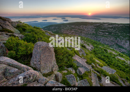 La Baie Frenchman et les Îles Porcupine au lever du soleil vu de Cadillac Mountain dans le Maine Acadia National Park. Banque D'Images