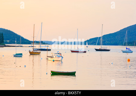 Bateaux dans Mansett Harbor, Maine. À la recherche du son en Somes. Banque D'Images