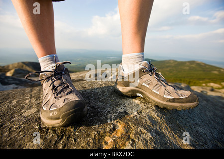 Les pieds d'un randonneur sur le sommet du mont Monadnock dans Monadnock State Park à Jaffrey, New Hampshire. Banque D'Images