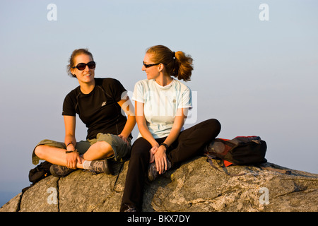 Deux femmes randonneurs sur le sommet du mont Monadnock dans Monadnock State Park à Jaffrey, New Hampshire. Banque D'Images