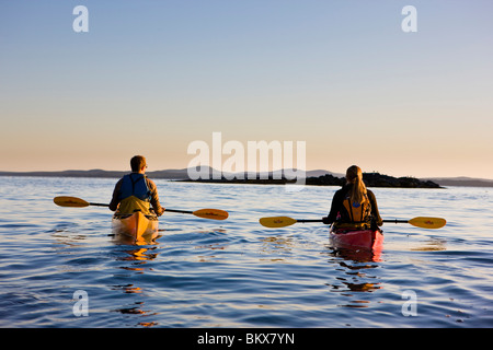 Un homme et une femme près de kayak de mer dans l'île de Porcupine moutons du Maine Acadia National Park. Bar Harbor. Banque D'Images