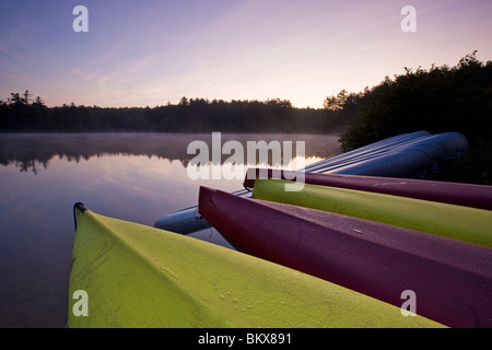 Kayaks à côté de Otter Lake à l'aube dans la ville de State Park à Greenfield, New Hampshire. Banque D'Images