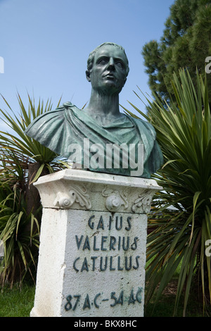 Statue du poète Catulle dans la ville de Sirmione, Lac de Garde, Vénétie, Italie du Nord Banque D'Images