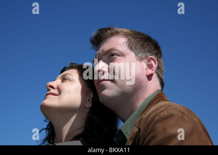 Close up of loving couple avec du soleil sur leur visage. © Katharine Andriotis Banque D'Images