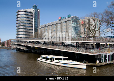 La gare centrale d'Amsterdam, Pays-Bas bike bicycle store bateau logement Hôtel Ibis Banque D'Images