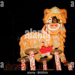 Danse du lion ,Festival Végétarien(Tesagan Gin Je), événement annuel qui se déroule pendant le neuvième mois lunaire ,Phuket, Thaïlande Banque D'Images