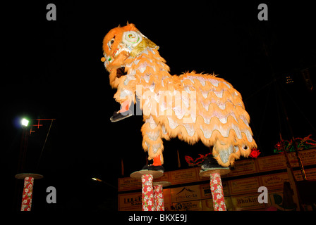 Danse du lion ,Festival Végétarien(Tesagan Gin Je), événement annuel qui se déroule pendant le neuvième mois lunaire ,Phuket, Thaïlande Banque D'Images