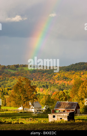 Un arc-en-ciel sur les fermes de Peacham, Vermont. De l'automne. Banque D'Images