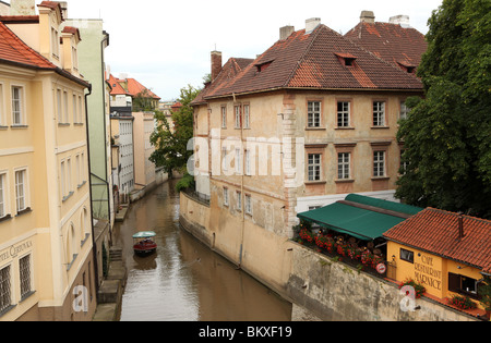 Vue sur le canal Certovka bifurquant la Vltava à Prague, République tchèque. Banque D'Images