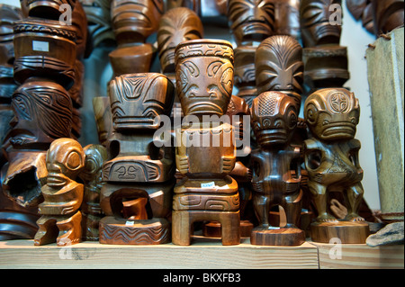 Tiki De Tahiti à vendre dans le Marché Municipal de Papeete, Tahiti. Banque D'Images