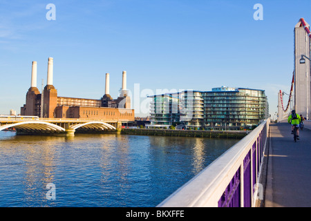 CHELSEA BRIDGE ET OLD BATTERSEA POWER STATION AVEC HABITATIONS ON THAMES Banque D'Images