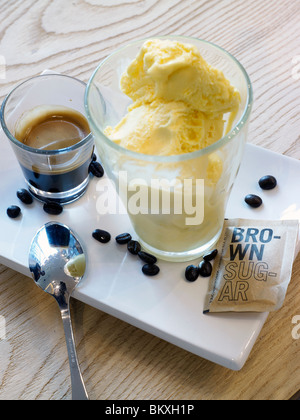 L'Italien Affogato al caffè (expresso, glace vanille) Banque D'Images