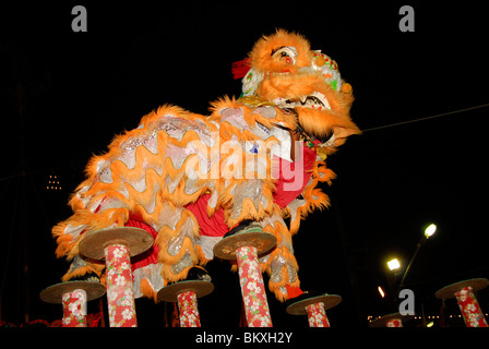 Danse du lion ,Festival Végétarien(Tesagan Gin Je), événement annuel qui se déroule pendant le neuvième mois lunaire ,Phuket, Thaïlande Banque D'Images