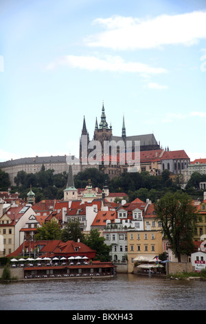 Vue sur la rivière Vlata montrant la cathédrale Saint-Guy, au sommet de Prague, en République tchèque. Banque D'Images