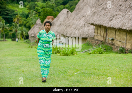 Navala village dans les hautes terres fidjiennes le seul village sur l'île encore entièrement composé de maisons traditionnelles de Bure Banque D'Images