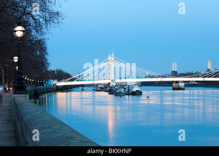 Photo de nuit de l'Albert Bridge, Londres Banque D'Images