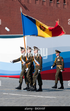 Contingent de l'armée moldave le long de la Place Rouge Moscou Revue de la Victoire de 2010 Banque D'Images