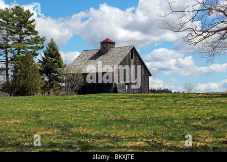 Ancienne grange en usé avec des champs nuageux Banque D'Images