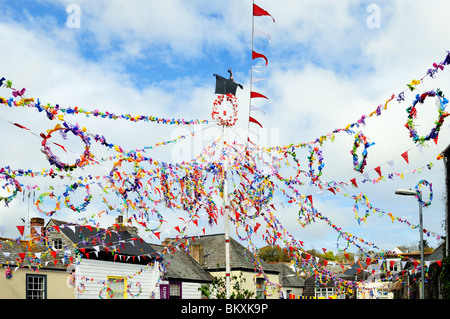 Décoré d'un mât sur obby oss day à Padstow, Cornwall, uk Banque D'Images