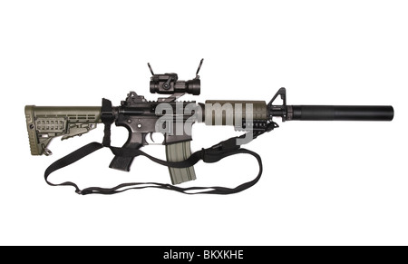 M4A1 carabine sur mesure pour les entrepreneurs paramilitaires avec red-dot sight, silincer et 3 points d'élingue. Isolé sur fond blanc. Banque D'Images