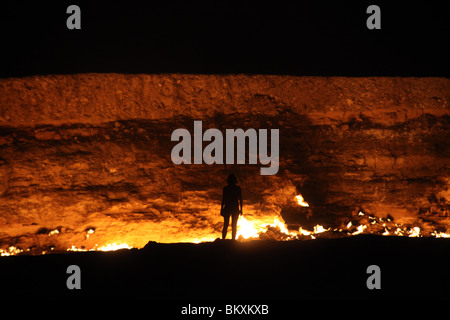 Derweze ou Darvaza, alias comme la porte de l'enfer est un énorme cratère de la combustion de gaz naturel dans le désert de Kara kum au Turkménistan. Banque D'Images