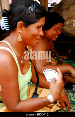 Sea Gypsy femmes,jeu chao leh, sea gypsy village , Rawai Beach , l'île de Phuket, Thaïlande Banque D'Images