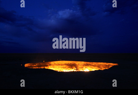 Derweze ou Darvaza, alias comme la porte de l'enfer est un énorme cratère de la combustion de gaz naturel dans le désert de Kara kum au Turkménistan. Banque D'Images