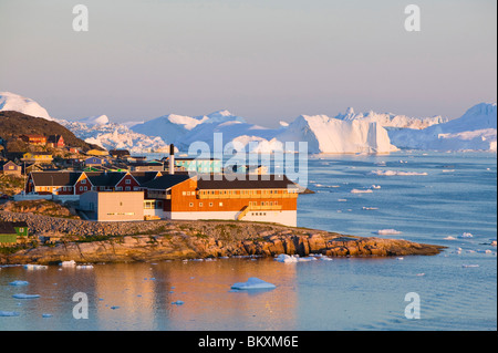 Ilulissat au Groenland avec les icebergs de la glacier Jacobshavn. Banque D'Images