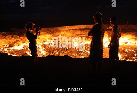 Derweze ou Darvaza, alias comme la porte de l'enfer est un énorme cratère de la combustion de gaz naturel dans le désert de Kara kum au Turkménistan. Banque D'Images