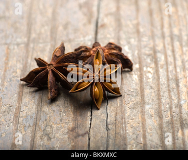 3 anis étoilé (illicium verum) On Wooden Table Banque D'Images