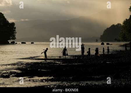 Laver les femmes sur la plage de Kontu / Tembin, New Ireland, Papouasie Nouvelle Guinée Banque D'Images