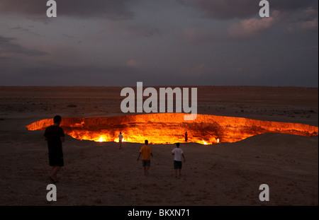 Derweze ou Darvaza, alias comme la porte de l'enfer est un énorme cratère de la combustion de gaz naturel dans le désert de Kara kum au Turkménistan. Banque D'Images