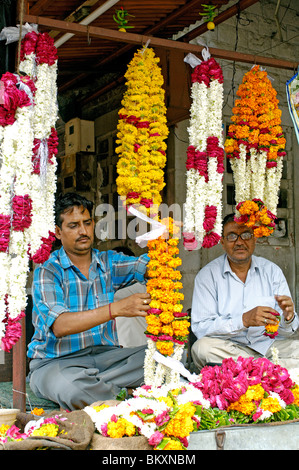 Vendeuse de fleurs en guirlandes à Jodhpur, Rajasthan, India Banque D'Images