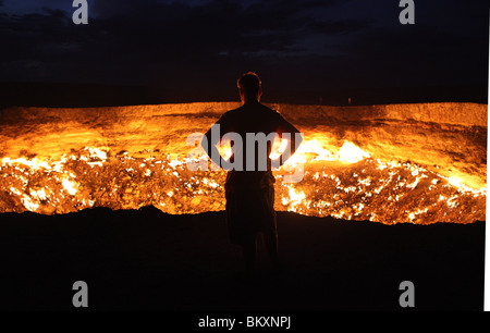 Derweze ou Darvaza, alias comme la porte de l'enfer est un énorme cratère de la combustion de gaz naturel dans le désert de Kara kum au Turkménistan. Banque D'Images