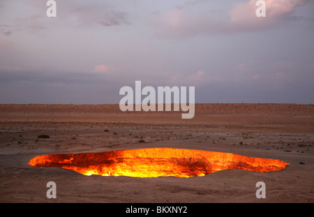 Derweze ou Darvaza, alias comme la porte de l'enfer est un énorme cratère de la combustion de gaz naturel dans le désert de Kara kum au Turkménistan. Banque D'Images