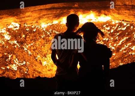 Derweze ou Darvaza, alias comme la porte de l'enfer est un énorme cratère de la combustion de gaz naturel dans le désert de Kara kum au Turkménistan. Banque D'Images