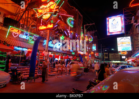 La vie nocturne sur la rue Pattaya Pattaya en Thaïlande ; l'Asie du Sud ; Banque D'Images