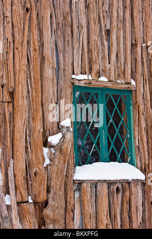 Ancien cabines couvertes de neige au cours de la lumière en hiver neige, Camp Richardson historique, South Lake Tahoe, California, USA. Banque D'Images