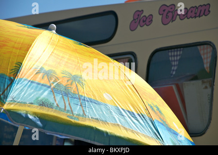 Scène palmier photo sur parasol avec de la crème glacée van, Salcombe, Devon, UK Banque D'Images