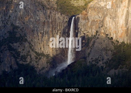 Yosemite National Park, CA : Bridalveil Falls dans la vallée de Yosemite, de l'oublier à Tunnel View Banque D'Images