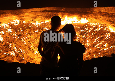 Derweze ou Darvaza, alias comme la porte de l'enfer est un énorme cratère de la combustion de gaz naturel dans le désert de Kara kum au Turkménistan. Banque D'Images