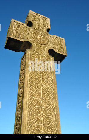 Une croix celtique pierre tombale gravée avec Celtic knot design. Banque D'Images