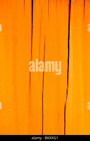 Gros plan de la peinture vermilion orange sur une partie abîmé d'une colonne d'un sanctuaire Shinto.La peinture et le bois se fendient et se décolorent par endroits. Banque D'Images
