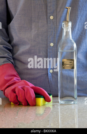 Nettoyage avec du vinaigre blanc dans une bouteille de vinaigre marqués ''. Vinaigre peut être utilisé en tant qu'eco friendly, nettoyant non toxique. Banque D'Images